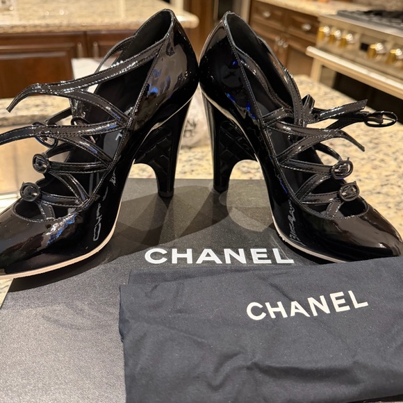 NEW CHANEL black patent leather strappy cage pumps/heels  8B (38) w box - Picture 10 of 11